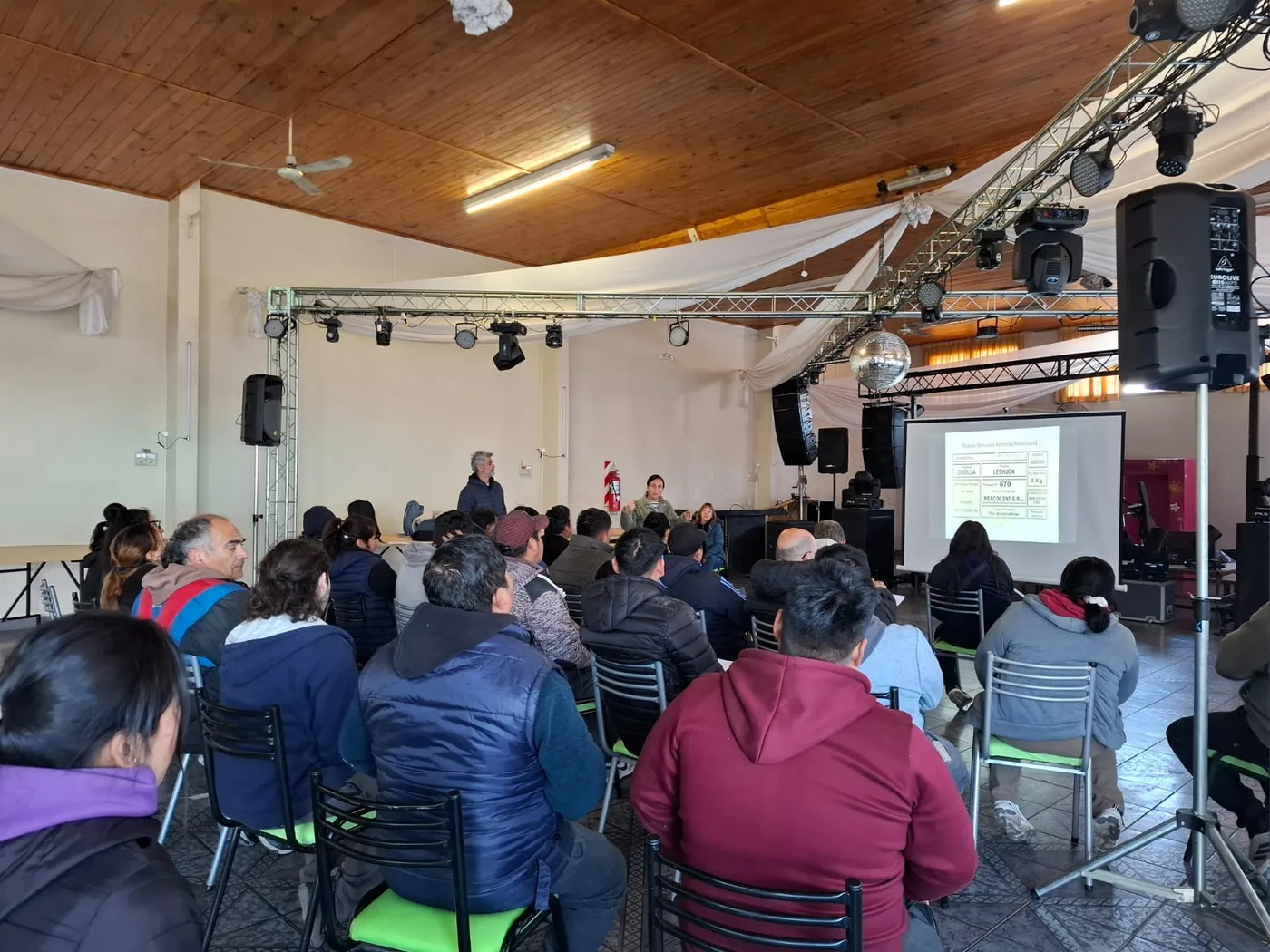 Capacitación SENASA en el Mercado de Las Heras