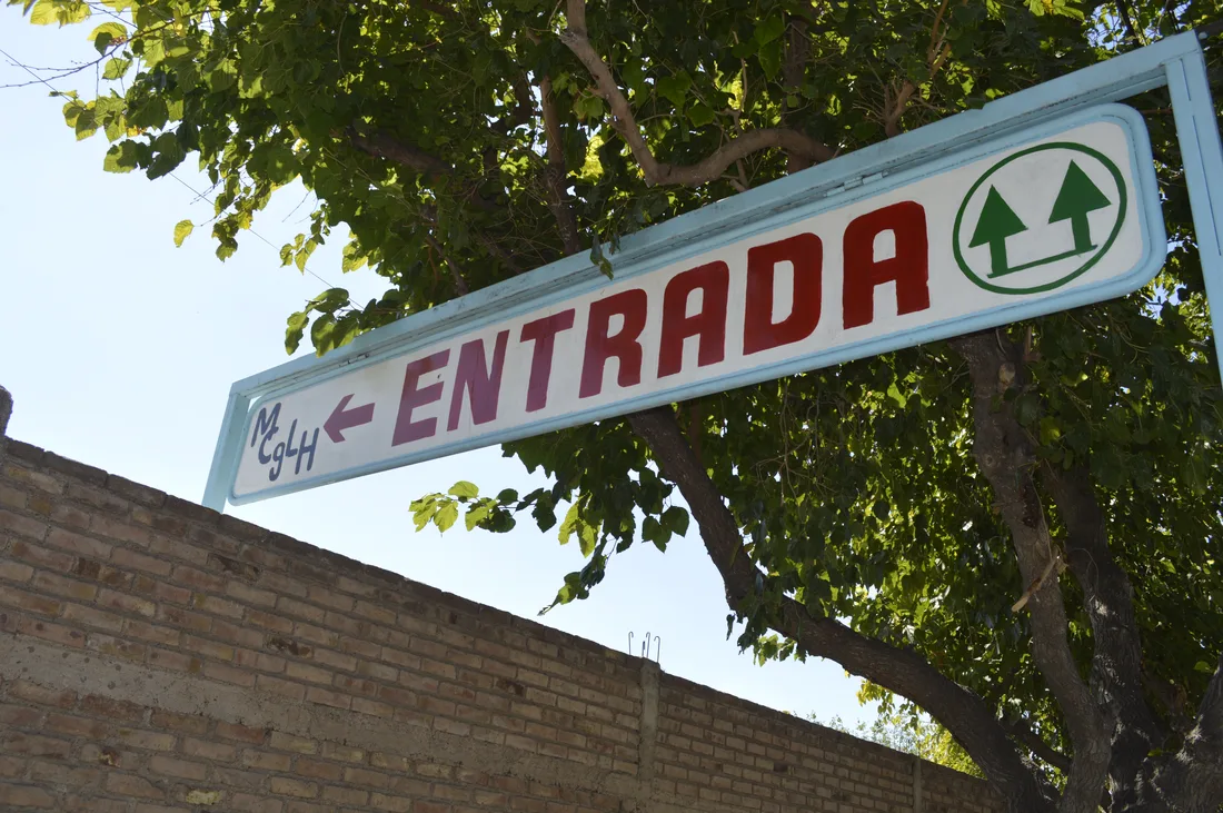 Cartel de entrada al predio