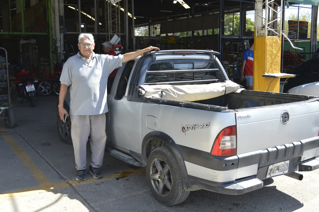 Servicio de flete junto a vehículo