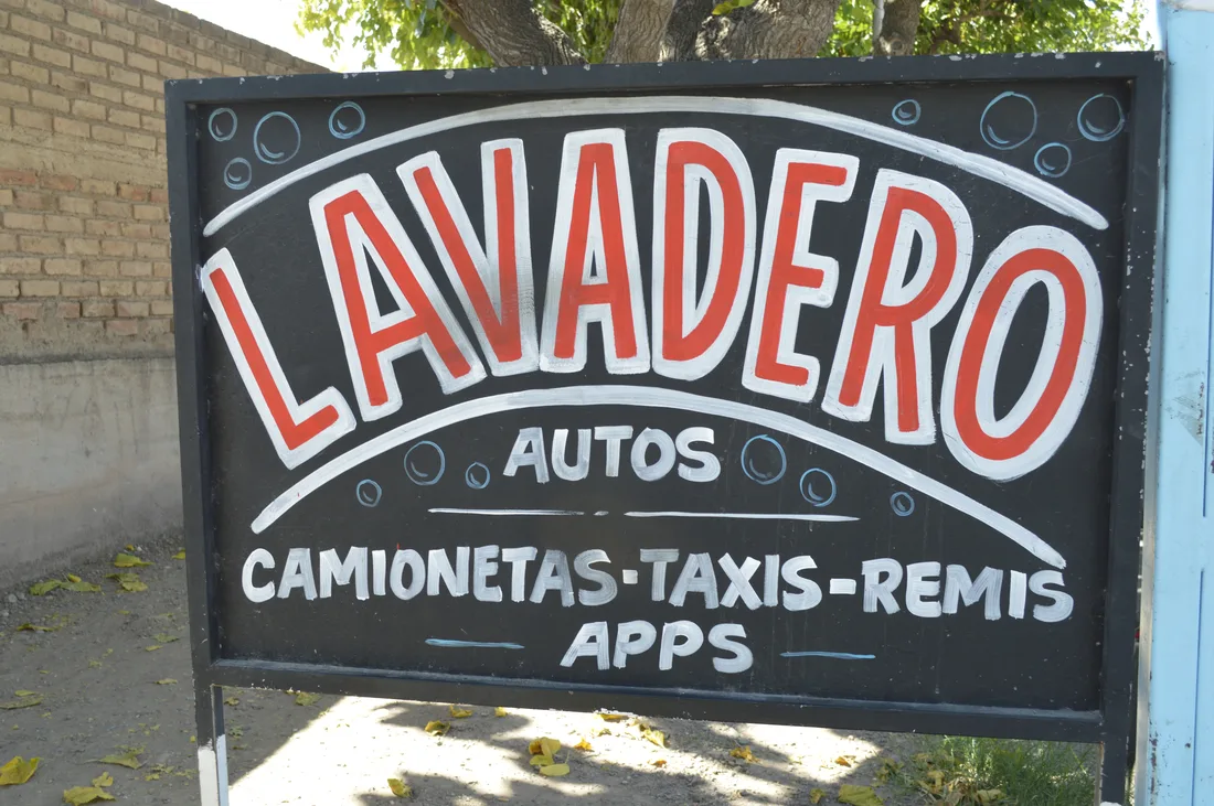 Cartel del lavadero de autos del predio