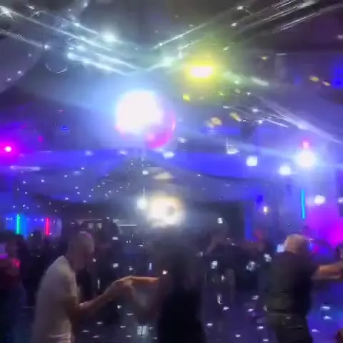 Vista previa de la pista del salón durante una fiesta